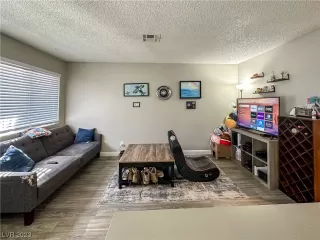 Photo #4: 2490057 Listing