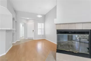 Photo #4: 2490091 Listing