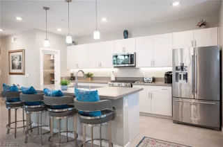 Photo #2: 2490163 Listing