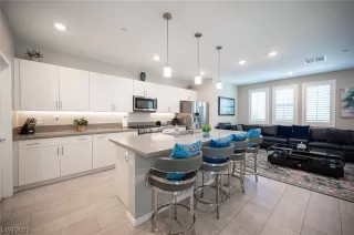 Photo #3: 2490163 Listing