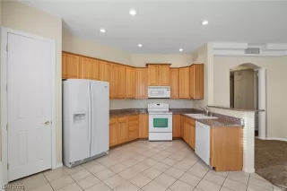 Photo #3: 2490188 Listing