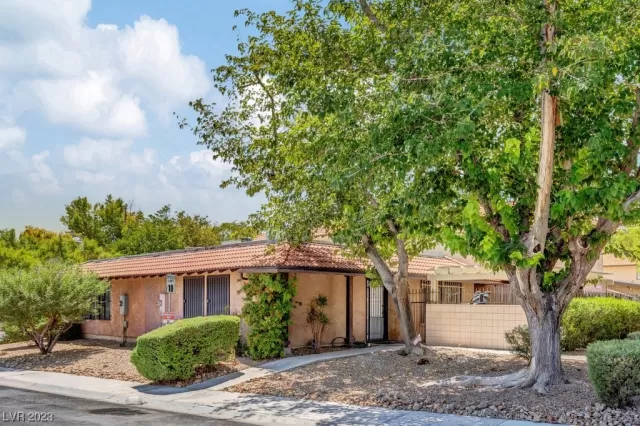 MLS: 2490273 Condo For Sale