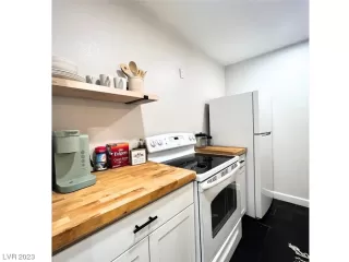 Photo #6: 2490273 Listing