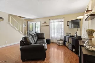 Photo #5: 2490398 Listing 