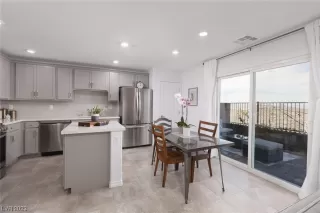 Photo #3: 2490423 Listing 