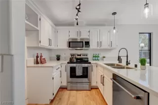 Photo #6: 2490436 Listing