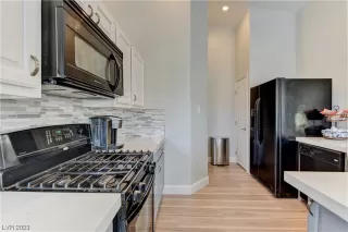 Photo #2: 2490438 Listing