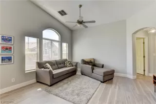 Photo #3: 2490438 Listing