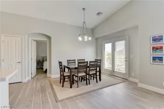 Photo #4: 2490438 Listing