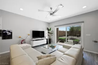 Photo #3: 2490490 Listing