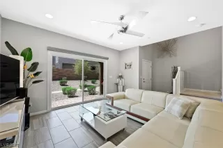 Photo #4: 2490490 Listing