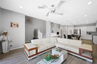 Photo #5: 2490490 Listing