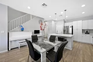 Photo #6: 2490490 Listing