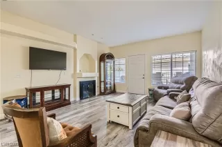 Photo #3: 2490587 Listing