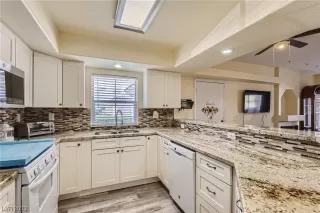 Photo #4: 2490587 Listing