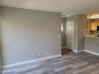 Photo #5: 2490677 Listing 