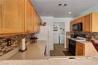 Photo #6: 2490708 Listing