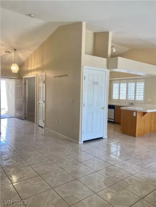 Photo #2: 2490793 Listing