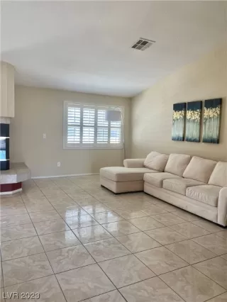 Photo #5: 2490793 Listing