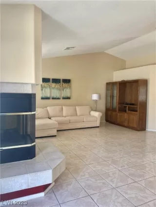 Photo #6: 2490793 Listing