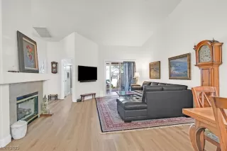 Photo #4: 2490829 Listing 