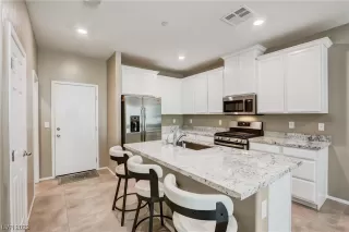 Photo #1: 2490842 Listing