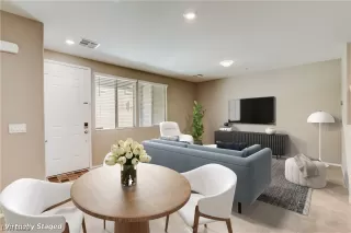 Photo #4: 2490842 Listing