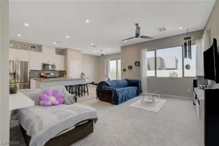 Photo #4: 2490987 Listing