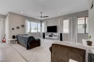 Photo #5: 2490987 Listing