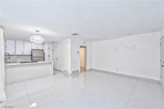 Photo #2: 2491012 Listing 