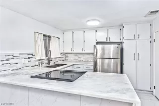 Photo #4: 2491012 Listing 