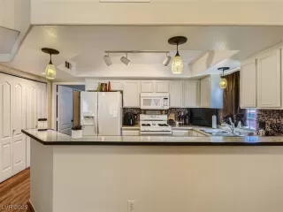 Photo #5: 2491106 Listing 