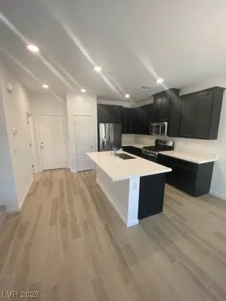 Photo #5: 2491201 Listing 