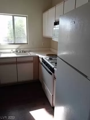 Photo #3: 2491271 Listing 