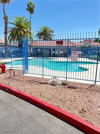 Photo #4: 2491651 Listing