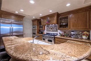 Photo #6: 2491900 Listing