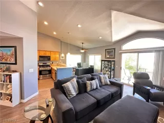 Photo #4: 2491912 Listing