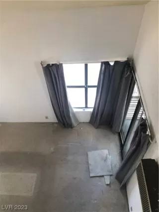 Photo #4: 2491963 Listing