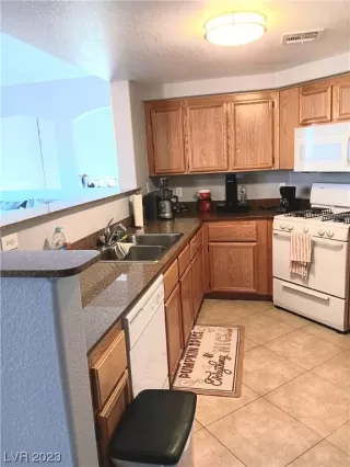 Photo #3: 2491977 Listing