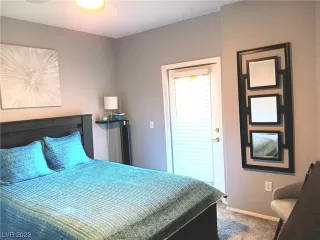 Photo #4: 2491977 Listing