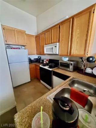 Photo #4: 2492000 Listing