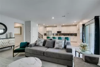 Photo #3: 2492007 Listing