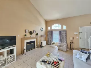 Photo #4: 2492068 Listing