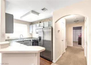 Photo #4: 2492181 Listing