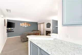 Photo #5: 2492181 Listing