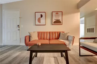 Photo #6: 2492301 Listing