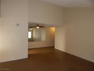 Photo #5: 2492328 Listing