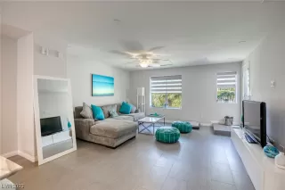 Photo #5: 2492373 Listing