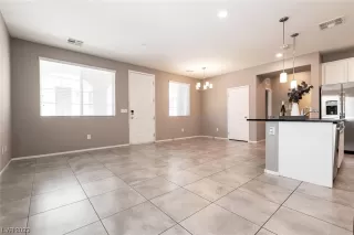 Photo #2: 2492540 Listing