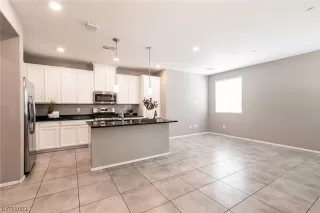 Photo #5: 2492540 Listing